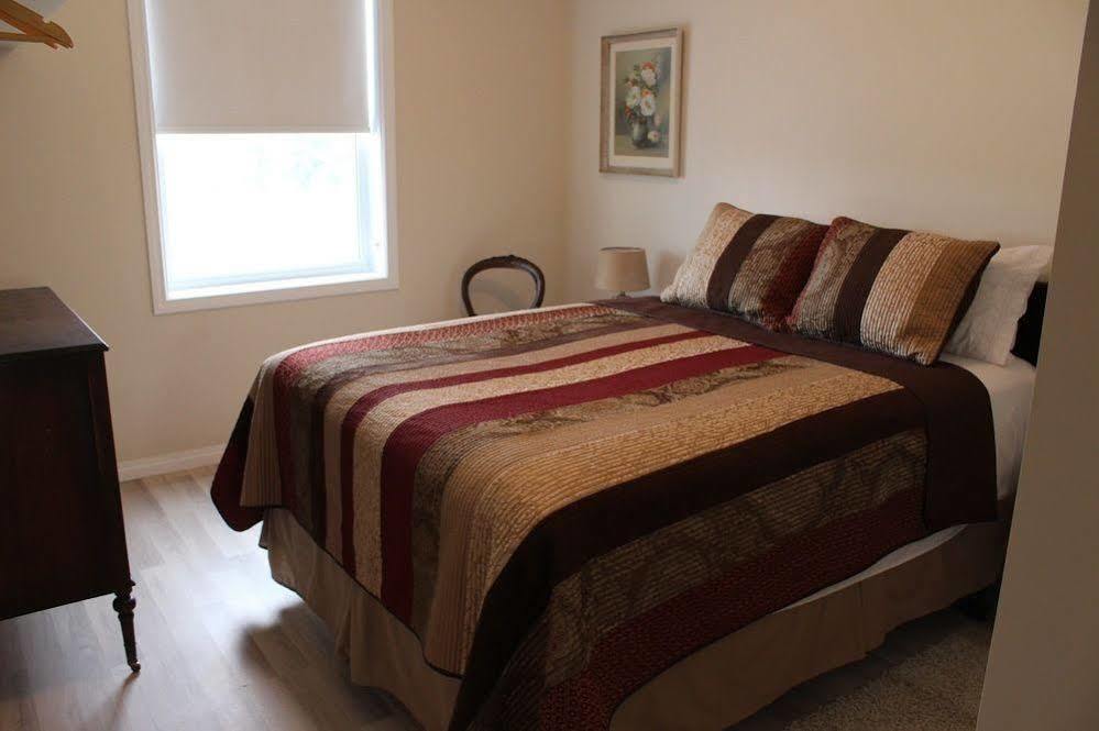 Honeycomb Bed & Breakfast Onanole Экстерьер фото